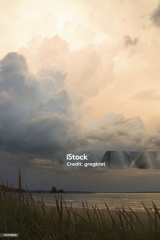 Nubi tempestose sulla baia - Foto stock royalty-free di Ambientazione esterna