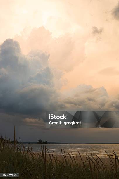 Nubi Tempestose Sulla Baia - Fotografie stock e altre immagini di Ambientazione esterna - Ambientazione esterna, America del Nord, Arancione
