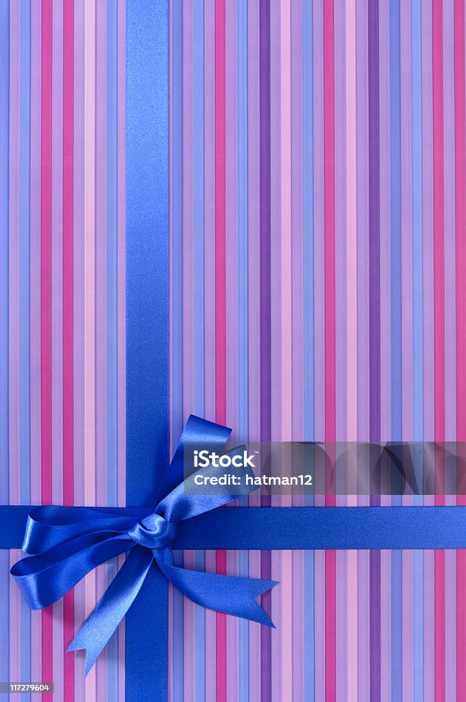 Púrpura con rayas azules (XL) con cinta de regalo - Foto de stock de Azul libre de derechos