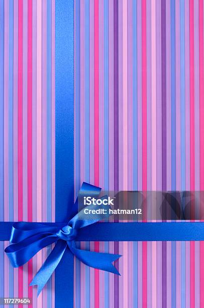 Púrpura Con Rayas Azules Con Cinta De Regalo Foto de stock y más banco de imágenes de Azul - Azul, Caja, Caja de regalo