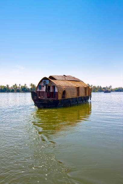 hausboot auf kerala backwaters in alleppey, indien - allepey stock-fotos und bilder