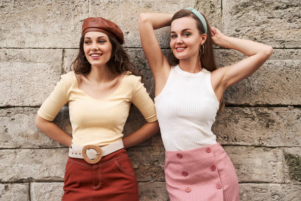 jóvenes hermosas chicas vestidas de estilo retro vintage disfrutando del estilo de vida de la antigua ciudad europea - belt brown leather buckle fotografías e imágenes de stock