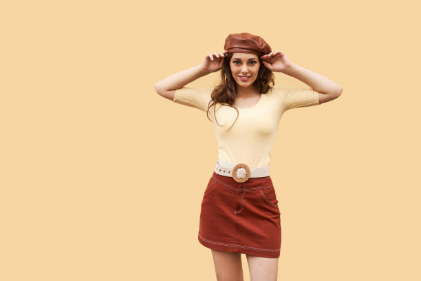 joven hermosa chica vestida en estilo retro vintage en la antigua ciudad europea - belt brown leather buckle fotografías e imágenes de stock