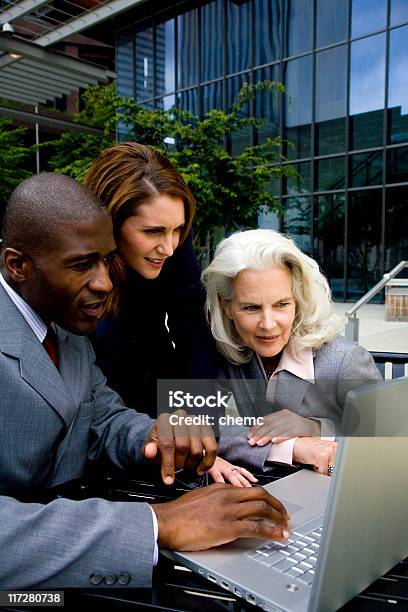 Todo O Trabalho - Fotografias de stock e mais imagens de Negócio empresarial - Negócio empresarial, Negócios, Reunião