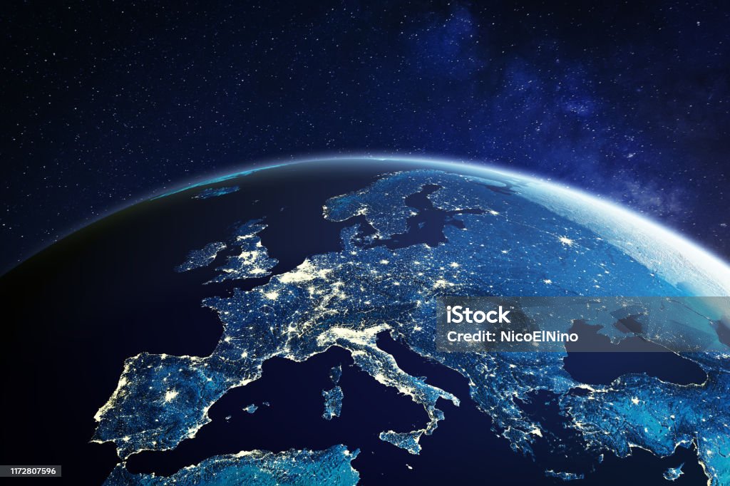 Europa aus dem Weltraum in der Nacht mit Stadtlichtern, die europäische Städte in Deutschland, Frankreich, Spanien, Italien und Großbritannien (Großbritannien) zeigen, globale Übersicht, 3D-Rendering des Planeten Erde, Elemente der NASA - Lizenzfrei Europa - Kontinent Stock-Foto