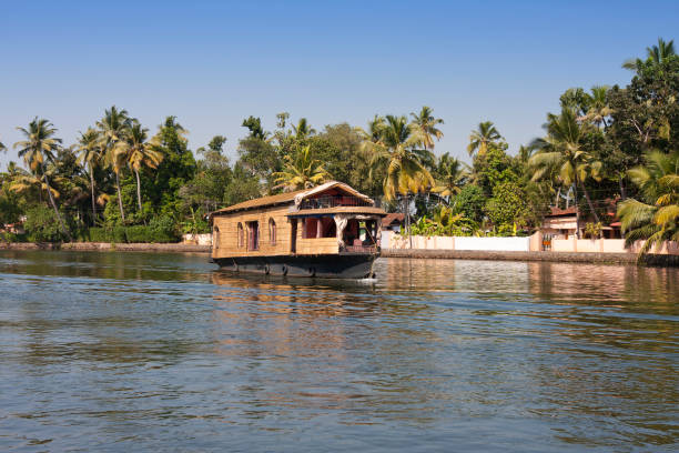 hausboot auf kerala backwaters in alleppey, indien - allepey stock-fotos und bilder