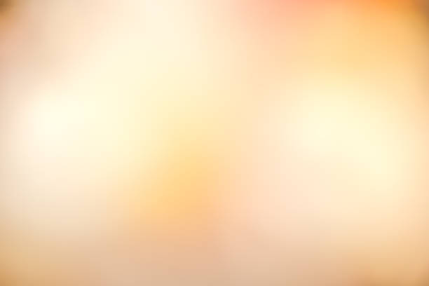 golden orange gefärbt verschwommenen hintergrund. abstrakte unschärfe glühende orange gold des morgenhimmels farbe ton hintergrund mit weißen sonnenschein lichteffekt für design als banner, präsentation, anzeigen konzept - oranger hintergrund stock-fotos und bilder