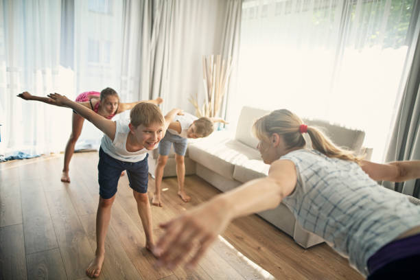 mother with kids exercising at home - common women teenage girls exercising imagens e fotografias de stock