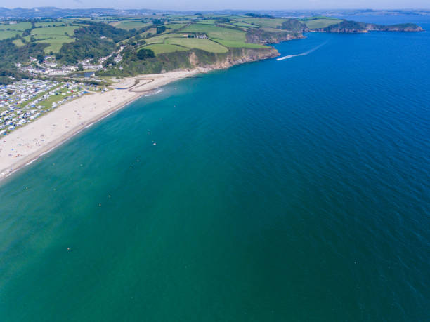 вид с воздуха на пентэван сэндс корнуолл - tide aerial view wave uk стоковые фото и изображения