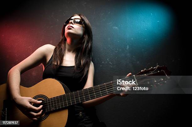 ミュージシャン - 1人のストックフォトや画像を多数ご用意 - 1人, アコースティックギター, カラー画像