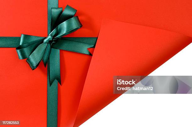 Rosso Regalo Con Angoli Arricciati - Fotografie stock e altre immagini di Avvolto - Avvolto, Bianco, Carta da regalo