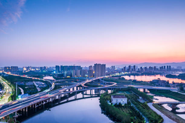 현대 도시에서 자동차 빛과 밤에 고속도로. - china xian contemporary built structure 뉴스 사진 이미지