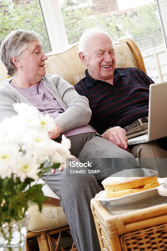 Senior pareja trabajando en la computadora portátil en su hogar - Foto de stock de Actividad libre de derechos