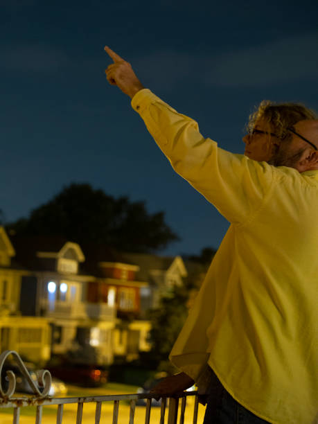 istock Couple Looking at the Stars 1172838390