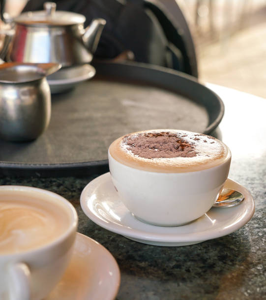 カプチーノコーヒー - latté coffee tray froth ストックフォトと画像