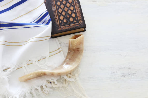immagine religiosa di prayer shawl - tallit, libro di preghiera e simboli religiosi ebrei shofar (corno). rosh hashanah (festa ebraica di capodanno), shabbat e yom kippur concept. - phylactery foto e immagini stock