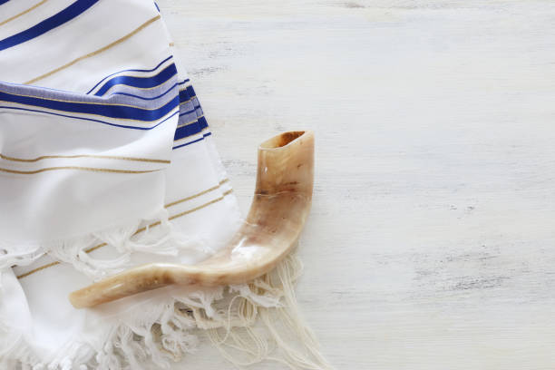 imagen de religión de shofar (cuerno) en el tallo de oración blanca. rosh hashanah (fiesta judía de año nuevo), shabat y yom kippur concepto - yom kippur fotografías e imágenes de stock