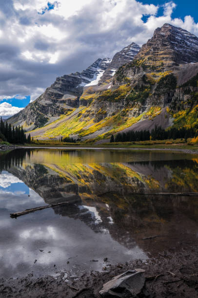 istock Colorado Maroon Bells - Crater Lake Reflection Vertical 1172845494