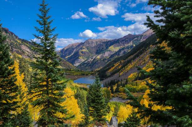 colorado maroon bells - maroon lake distant view - maroon foto e immagini stock