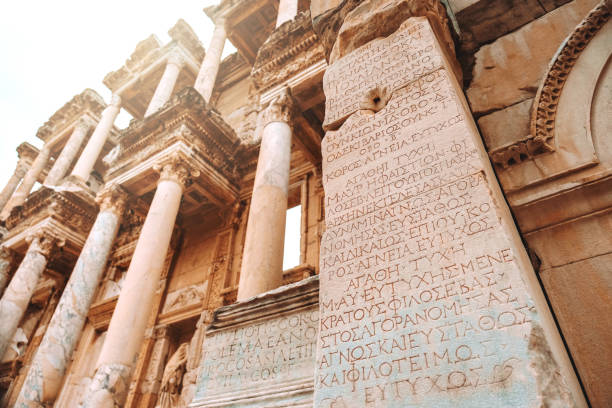 curso na biblioteca de celus em ephesus, izmir, turquia - celsus library - fotografias e filmes do acervo