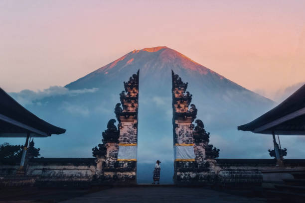 viajero de pie a las puertas del templo de pura lempuyang, también conocido como gates of heaven bali, indonesia - bali indonesia temple travel fotografías e imágenes de stock