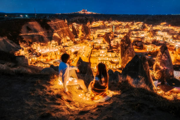 아시아 커플 사랑과 우치사르 고레메 일몰 보기 포인트, 카파도키아의 야경을 찾고. 네브세히르 주 터키. 사랑의 이 낭만적 인 시간. - sky natural phenomenon fairy chimney 뉴스 사진 이미지