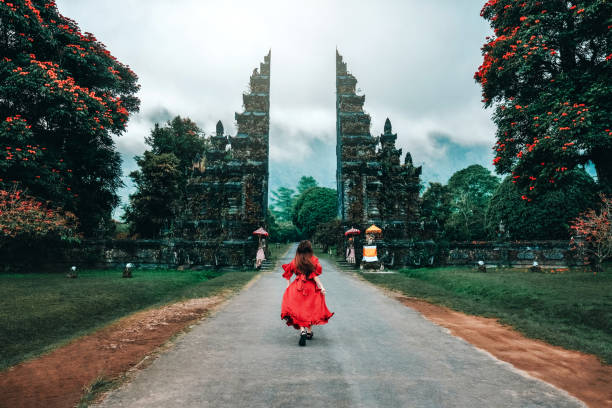 인도네시아, 게이츠 힌두 사원 발리에서 달리는 여행자 여성 - ubud 뉴스 사진 이미지