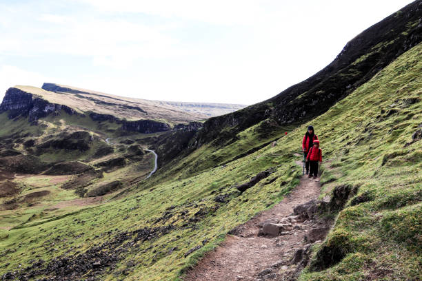 szczęśliwa matka i syn korzystających wędrówki w quiraing, szkocja - quiraing needle zdjęcia i obrazy z banku zdjęć