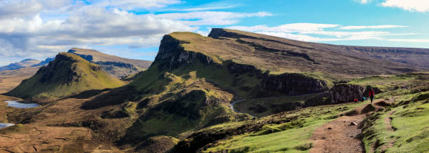 panorama que mostra a família feliz que aprecia a caminhada no quiraing, scotland - group of people journey effort travel destinations - fotografias e filmes do acervo