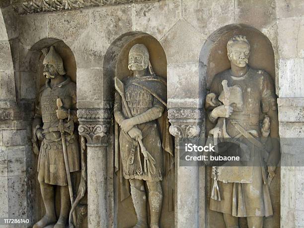 Photo libre de droit de Knights De Sculptures banque d'images et plus d'images libres de droit de Bas relief - Bas relief, Budapest, Casque
