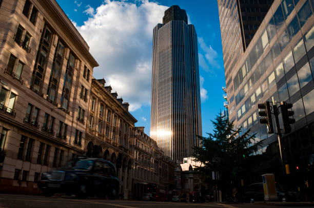 la torre 42 es el octavo rascacielos más alto de greater london.it todavía se conoce comúnmente como la natwest tower y se encuentra en 25 old broad street - tower 42 fotografías e imágenes de stock