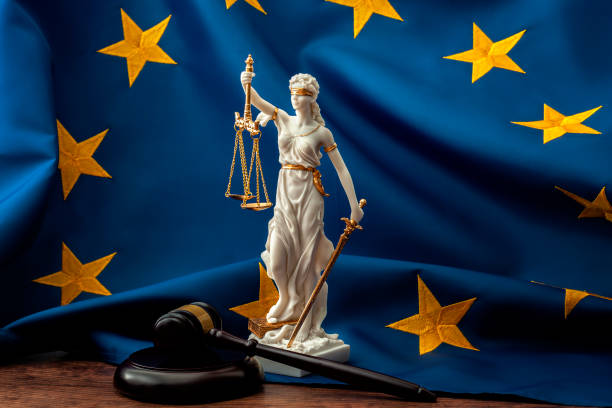 cour de justice de l'union européenne ou cjue, système juridique en europe et la branche législative du concept de gouvernement avec un marteau, une statue de themis la dame de la justice et le drapeau de l'ue - justice law legal system statue photos et images de collection