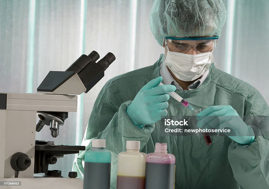 Scientifique travaillant au laboratoire - Photo de ADN libre de droits