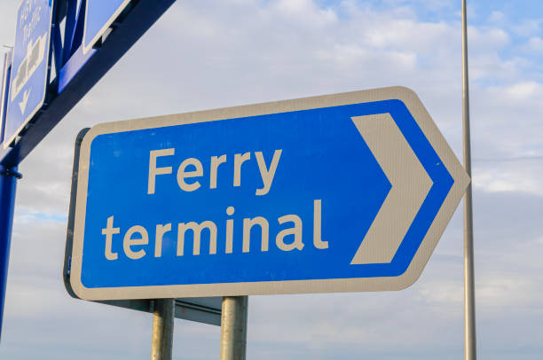 istock Sign to a ferry terminal 1172895337