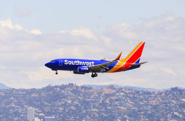 ロサンゼルスのサウスウエストボーイングの着陸(lax) - airplane flying commercial airplane air vehicle ストックフォトと画像
