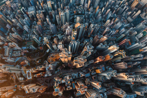 luftaufnahme von hong kong downtown. finanzviertel und business center in smart urban city in asien. top-ansicht von wolkenkratzern und hochhäusern bei sonnenuntergang. - aerial city stock-fotos und bilder