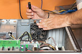techniker-repariert-den-computer-konzept-der-computerhardware-reparatur-upgrade-und-technologie.jpg?b=1&s=170x170&k=20&c=CkrV-NzDX2zCutlVy7oq_2AR-LtY8-8CT2-bQLG_yAs=