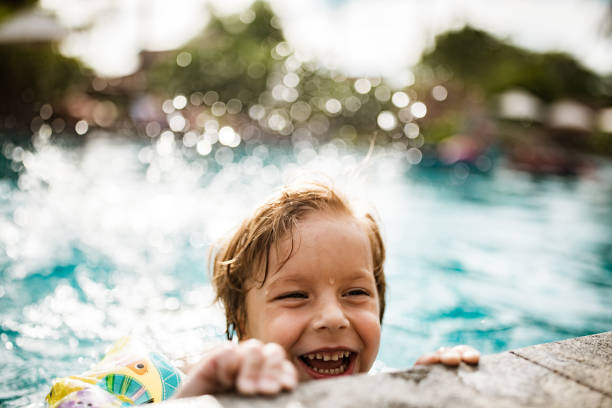 niño pequeño en la piscina - child swimming pool swimming little boys fotografías e imágenes de stock