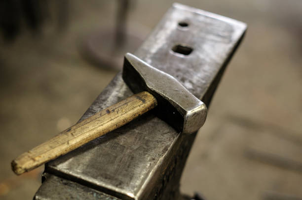yunque y martillo, herramientas de herrero en la forja - herramientas de herrero fotografías e imágenes de stock