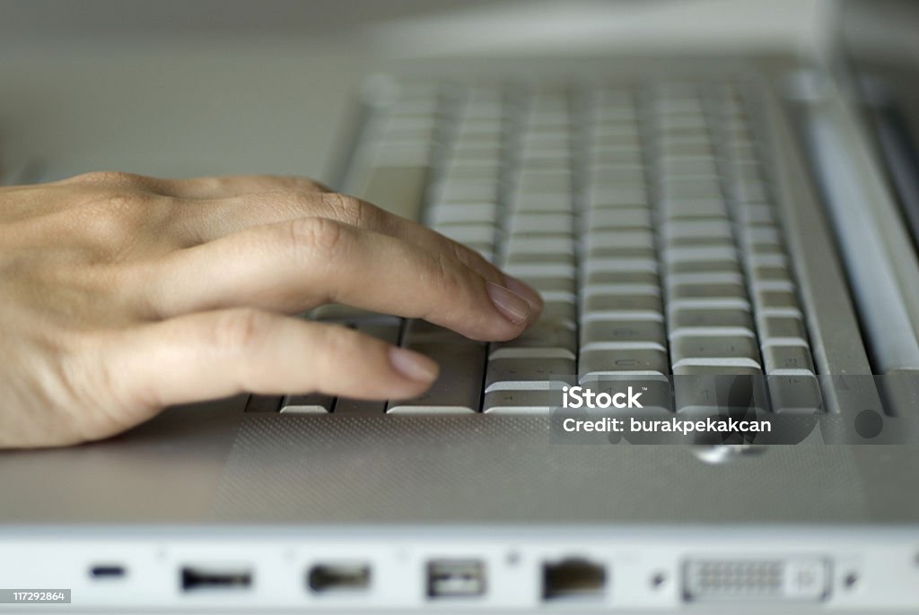 Mulher mão usando computador portátil, close-up - Foto de stock de 30 Anos royalty-free