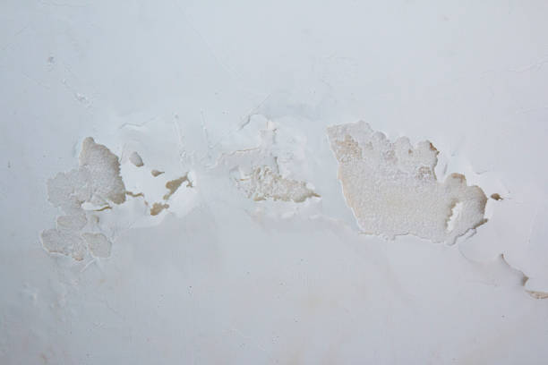 istock Painting blistering and peeling problems on the wall 1172934651