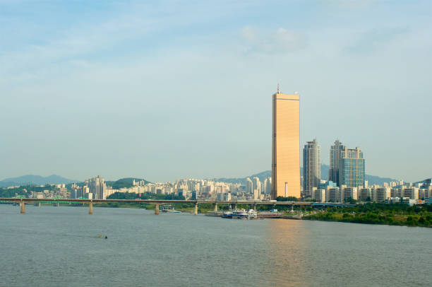 río hangang en seúl en verano en corea - hangang beach fotografías e imágenes de stock