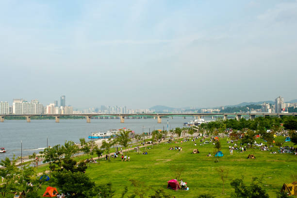 río hangang en seúl en verano en corea - hangang beach fotografías e imágenes de stock