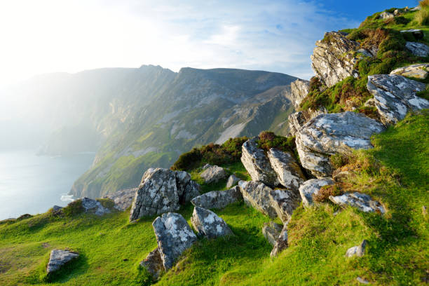 slieve league、アイルランド最高の海の崖は、この壮大なコストの運転ルートに沿って南西ドニゴールに位置しています。ワイルド・アトランティック・ウェイ・ルート、コ・ドニゴール、アイ - mountain looking at view beach cliff ストックフォトと画像
