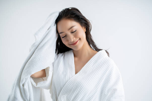 asiatische frauen benutzen ein trockenes handtuch, um ihre frisur zu trocknen. - bathtub asian ethnicity women female stock-fotos und bilder