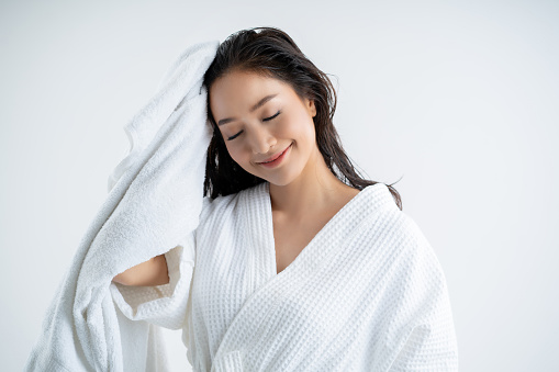 Asian women are using a dry towel to dry their hair.after showering