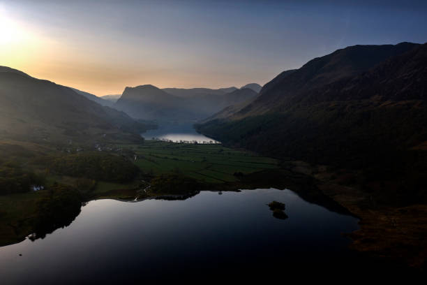 amanecer sobre crummock water - horizon over water england uk summer fotografías e imágenes de stock