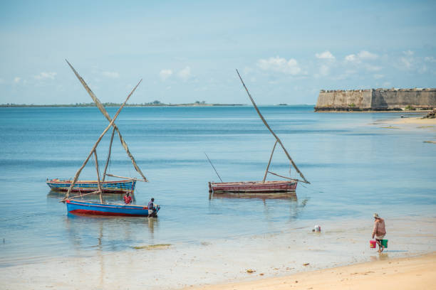 モザンビーク島の漁船 - rickety ストックフォトと画像