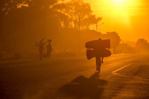 sagome di lavoratori pendolari in mozambico - racing bicycle bicycle cycling yellow foto e immagini stock