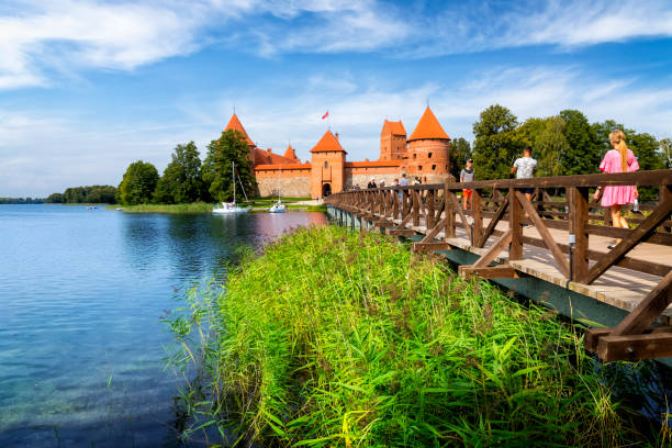 castillo de la isla de trakai, lituania - europe bridge editorial eastern europe fotografías e imágenes de stock